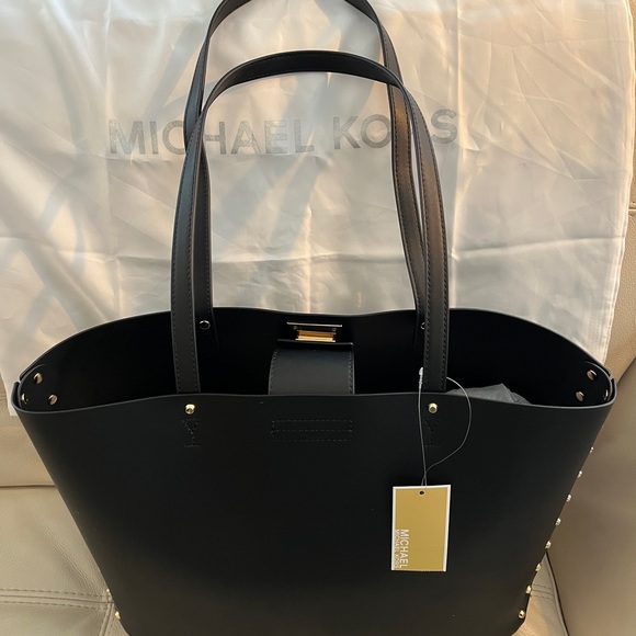 MICHAEL KORS
MANHATTAN
3551 GNCT3T
LG TOTE
LEATHER
BLACK
S978-0001
1 - Picture 2 of 9